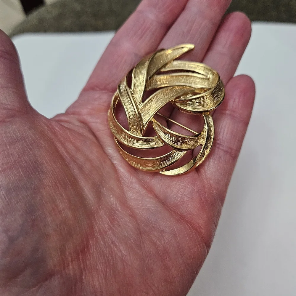 Vintage Monet Gold Tone Brooch Textured Swirl Leaf Classic Signed